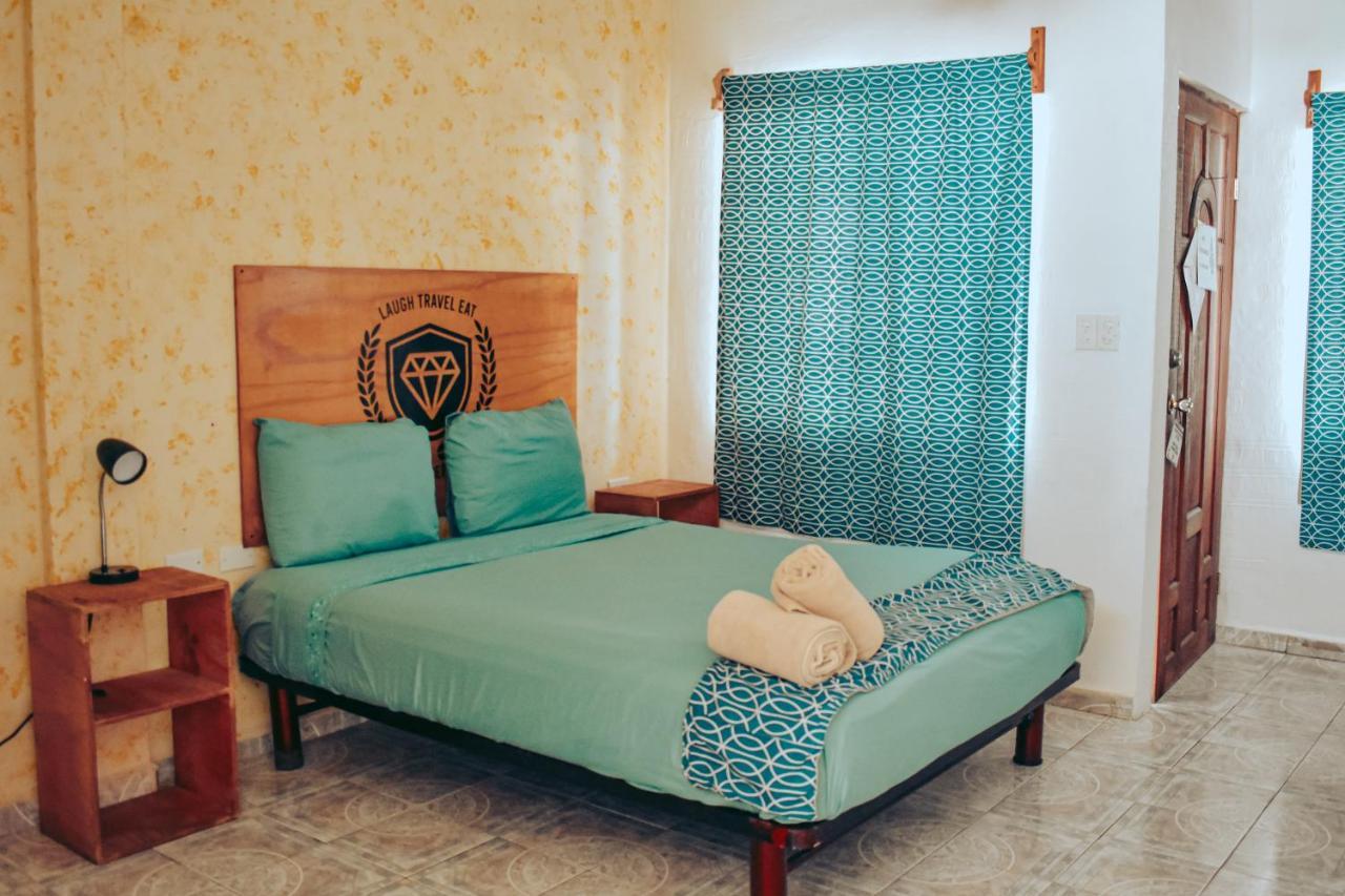 Les Trois Singes - Friendly Hostel Isla Mujeres Luaran gambar